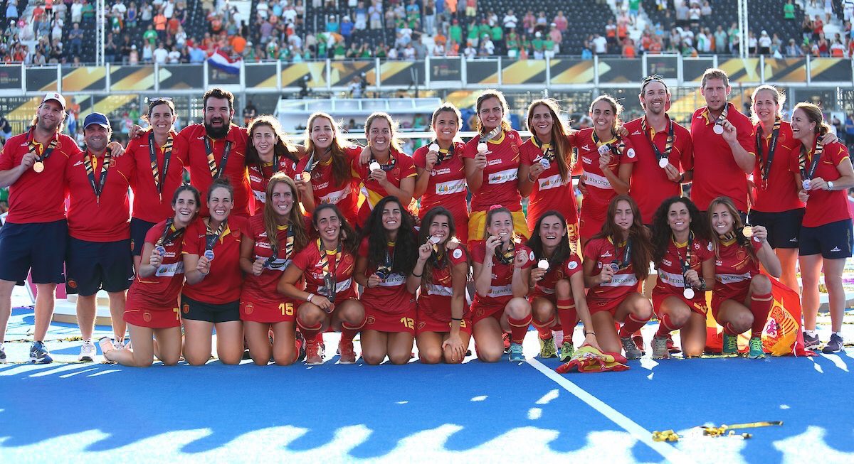 Cuando una imagen habla por sí sola.Enhorabuena <a href="/AbsolutaFem/">RedsticksHockeyFem</a> !!🥉🥉🥉🥉