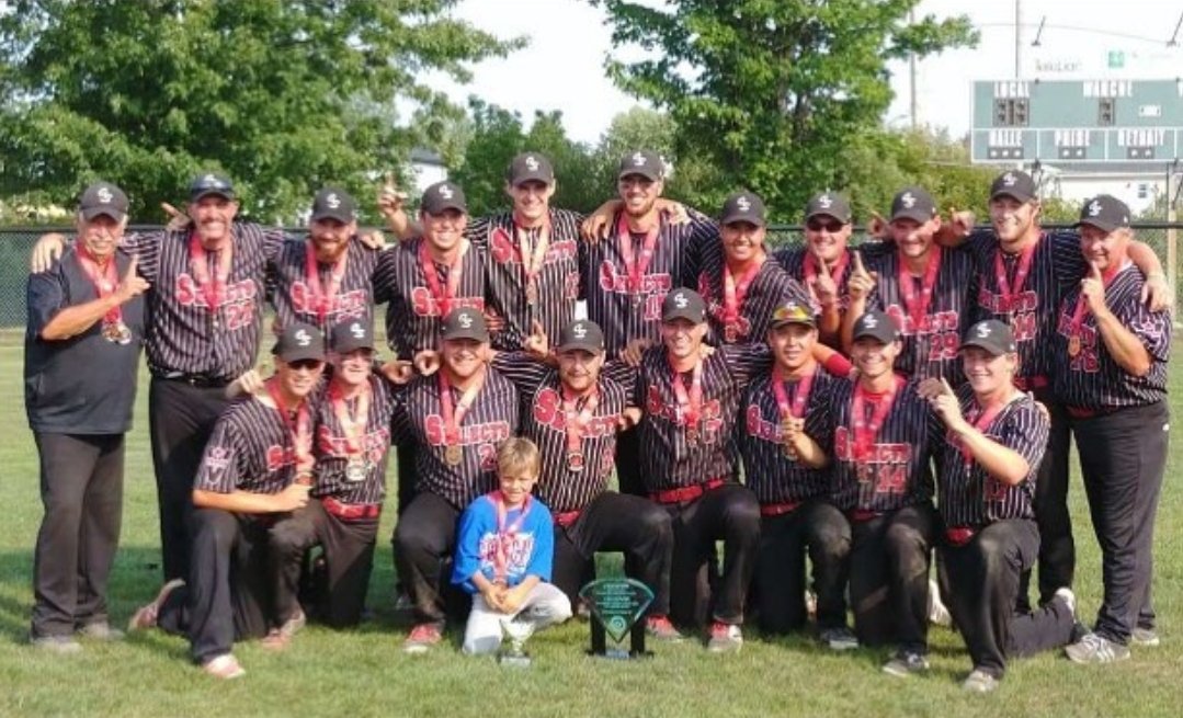 SoftballCanada's tweet image. Congratulations to the U23 Men's Canadian Championship medalists in St-Léonard-d'Aston, Que.!

🥇 @OSjrSelects
🥈 @SaskJrDbacks
🥉 Cobourg Bulls

@OSjrSelects hold on for the 2-1 win in the Championship game!

Félicitations aux médaillés du Championnat canadien U23 masculin!