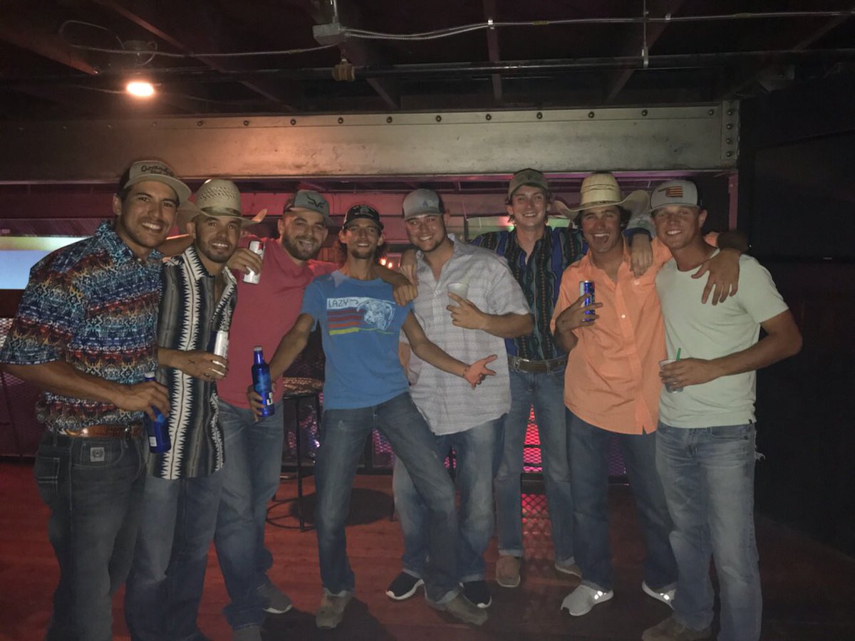 Craig_Comanche's tweet photo. My peeps!! 🤙🏻🍻 https://t.co/Vk2vSCQjCp