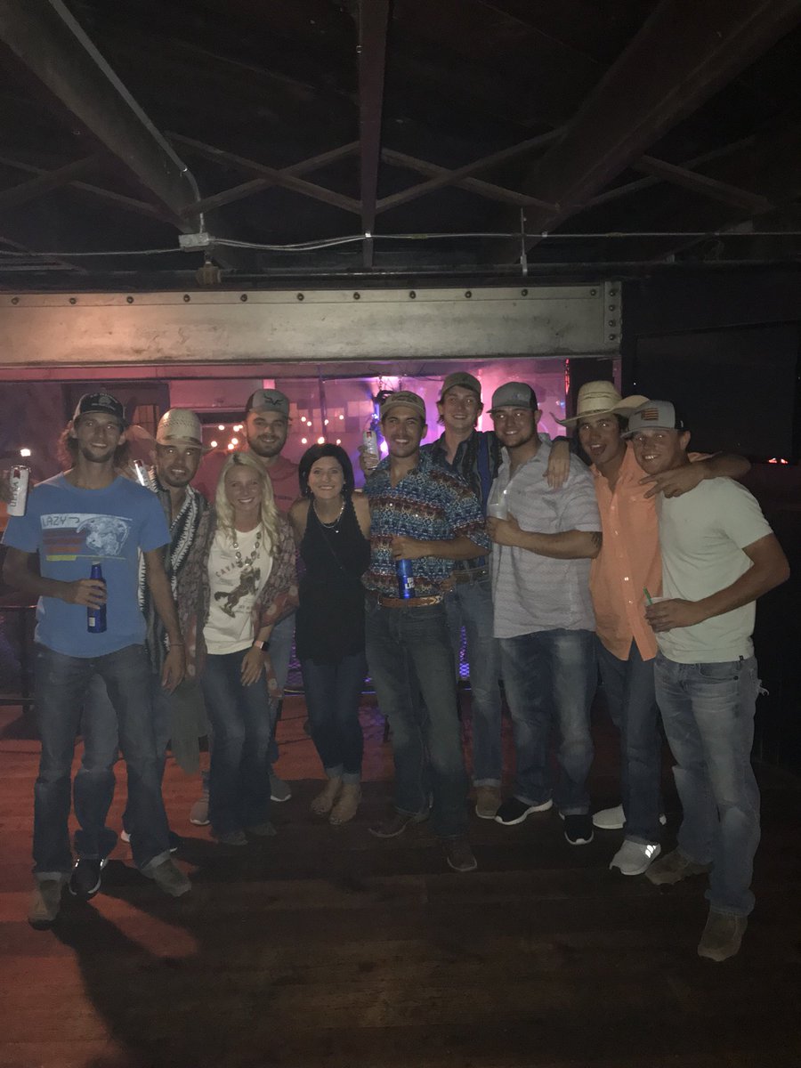 Craig_Comanche's tweet photo. My peeps!! 🤙🏻🍻 https://t.co/Vk2vSCQjCp