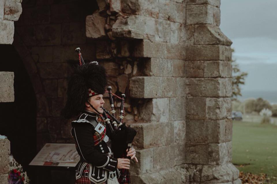 A Scottish wedding isn't complete without a piper!
We can organise for a first-class piper to welcome your guests and pipe you to the ceremony and top table. Just get in touch with our dedicated planner who will be able to arrange this for you.