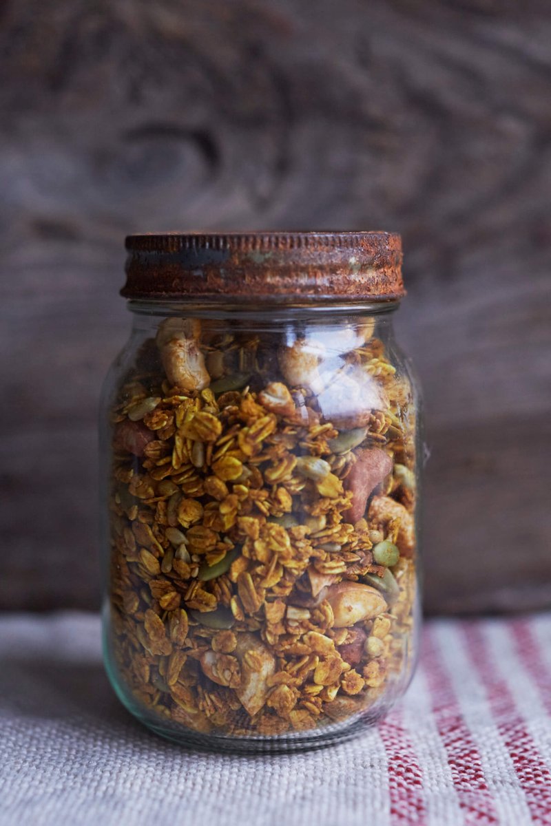 A simple recipe for delicious homemade turmeric granola 💛 bit.ly/2uubNK9