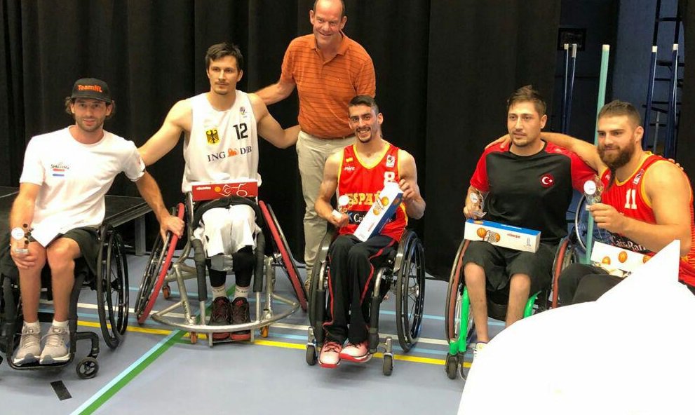 FEDEDDF's tweet photo. Quinteto ideal del torneo #Dutchbattle: @Frantoon9Lara 🇪🇸, @jordibaskett 🇪🇸, Ugur Toprak 🇹🇷, Robin Poggenwisch 🇳🇱 y Aliaksandr Halouski 🇩🇪 #SelMasBSR #RoadtoHamburg 👏👏 https://t.co/BAUvdr2Khq
