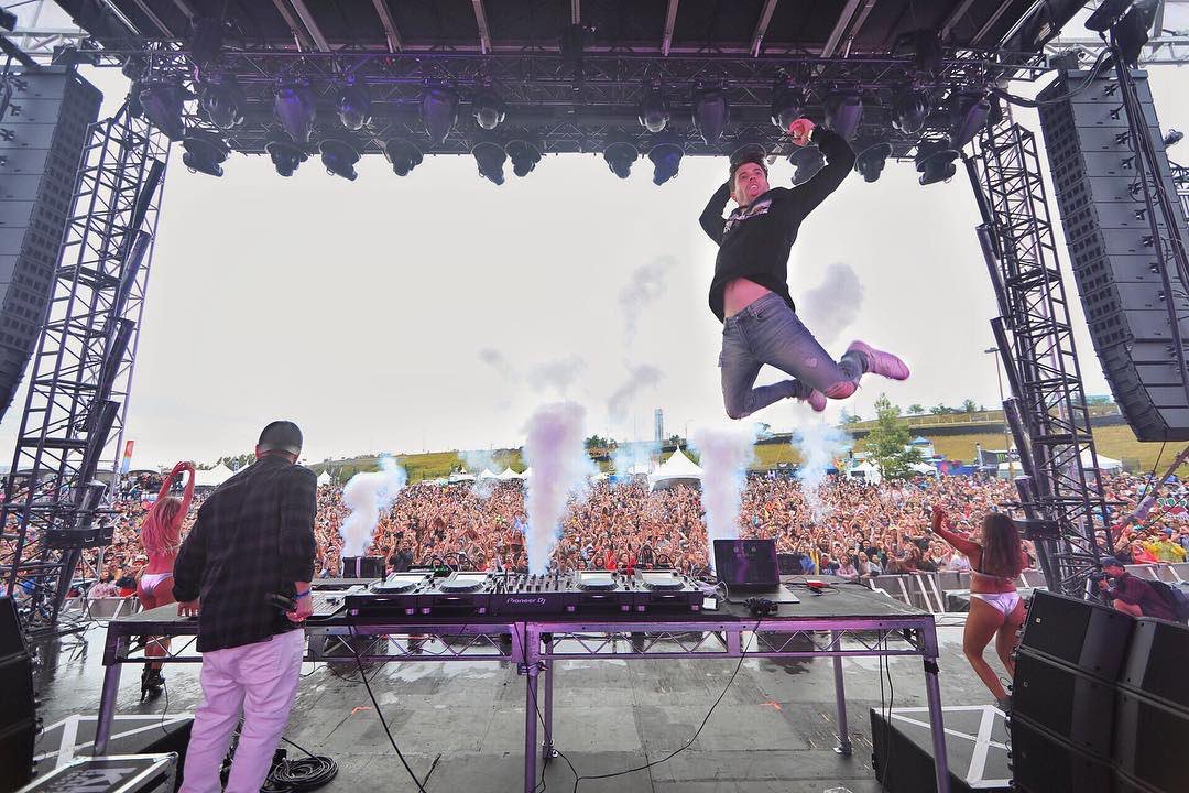 WOW Canada!! @chasingsum was unforgettable!!🤘🏼🤑🤘🏼 Thanks for singing with us! See ya tonight for the after party at <a href="/thepalace_yyc/">The Palace Theatre</a> 🇨🇦 (📸 by: <a href="/CYKmedia/">CYK Media</a> ) #chasingsummer2018