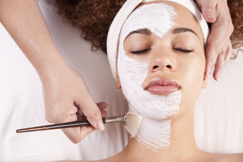 Paradigm_Hair's tweet photo. Needing a reset? Or maybe just a little extra relaxation? We offer 60 minute Signature Facials to meet your skin’s specific needs. Including deep cleansing, exfoliation, hot towels, customized mask, and relaxing massage. Need we say more? Call us at 850.234.3791 https://t.co/EU72ZJZ1sb