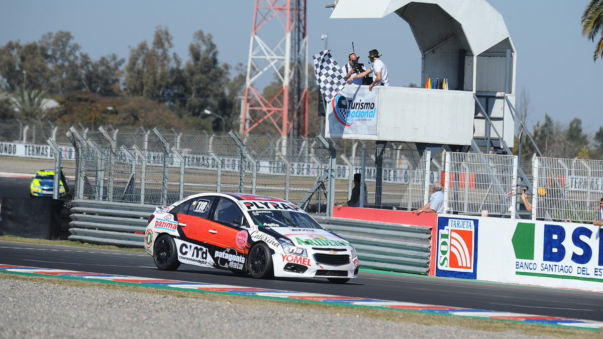 Diario_Extra's tweet photo. #TNenTermas 🏎️ | Triunfo caído del cielo para Antonino García

El piloto de Chevrolet aprovechó el abandono de Chapur a falta de una vuelta para el final 🏁 y se colgó los laureles en la Clase 3, que brindó un carrerón. Saturni y Pernía completaron el podio. https://t.co/Ou93ugJ6io