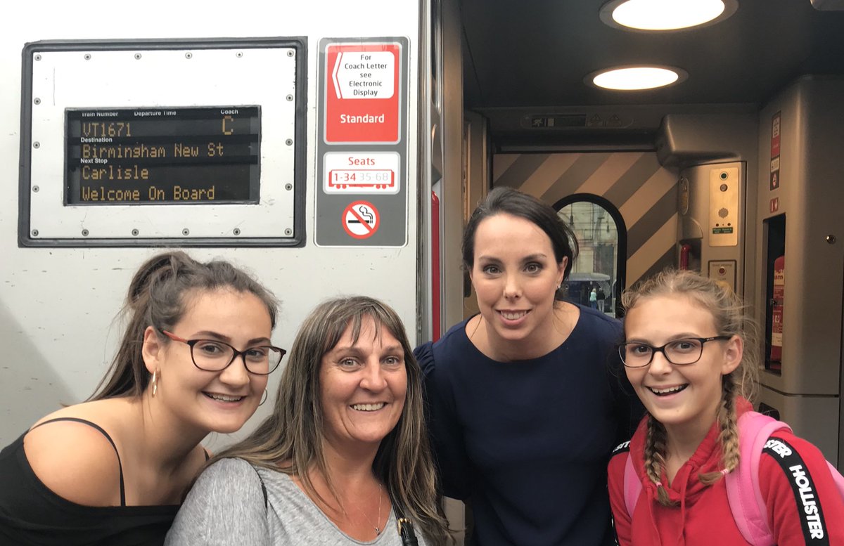 ness1127's tweet image. When you spend all weekend @Glasgow2018 and the only photo opportunity is just as we were about to board our train home - thanks @bethtweddlenews