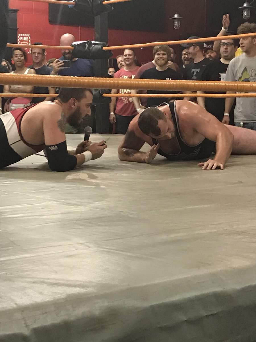 PocketVolcano's tweet image. Omg @ManceWarner HAS A KNIFE HOLY SHIT HES GONNA FUCK EVERYONE UP #NotProblematic