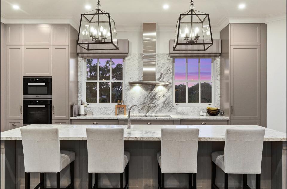 This luxe kitchen rivals some of the best and was created by Unley Road's very own Klemm Homes - 376 Unley Road.  📷@klemmhomes #unleyroad #unleyroadtraders