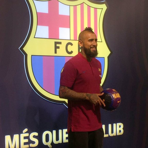 InvictosSomos's tweet photo. El rey chileno ha llegado.

ARTURO VIDAL, EL BOMBAZO SORPRESIVO DEL FC BARCELONA. https://t.co/frVYToMM2V