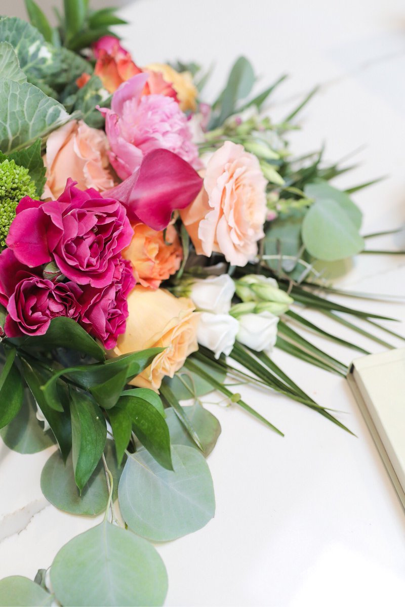 Happy national sista day! 
Tag your big sis, little sis, or sis from another miss &amp; we’ll send one lucky sista some beautiful blooms 🌸❣️