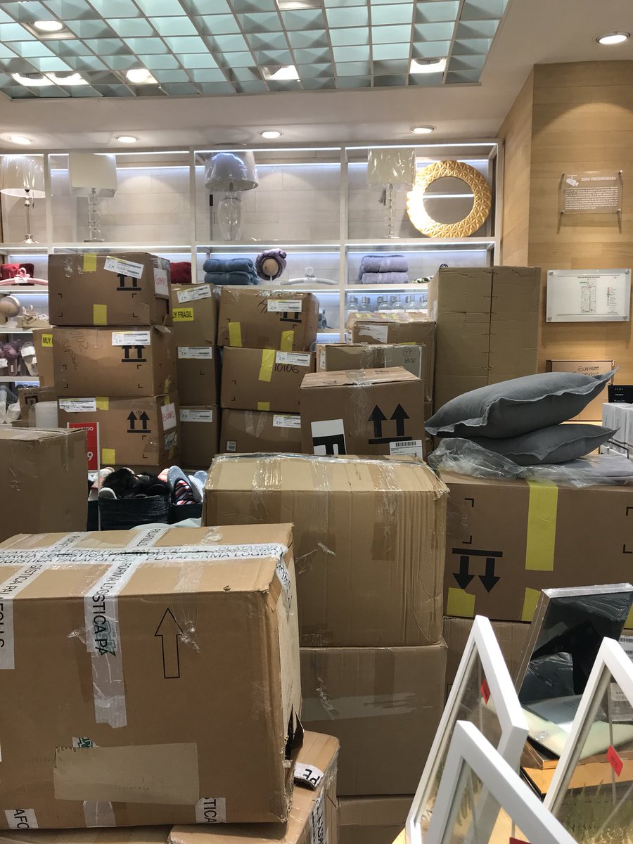 jlmolinar's tweet photo. Van 3 días que me piden regresar por el espejo que está en la esquina por este cochinero que tienen! Pésimo servicio en todos los sentidos, empezando por la actitud. Que triste @zarahome en @AndaresCC  @ZARA https://t.co/G2zadOarsy