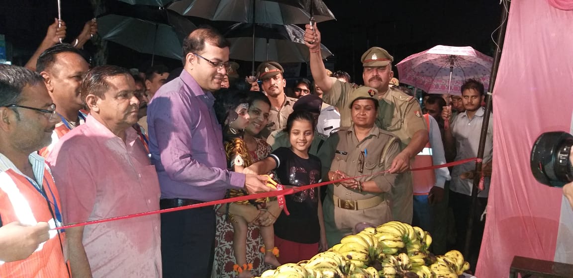 indiancops's tweet photo. @saharanpurpol कुतुबशेर पुलिस ने कांवड़ियों की सेवा को लगाया शिविर |
SSP Saharanpur inaugurated the camp and distributed fruits &amp; sweets to the people. @Uppolice @upcoprahul @dgpup @up100 @IPS_Association @UpPolicemitra @ANINewsUP @Krishna_VK12 @adgzonemeerut @digsaharanpur #news https://t.co/gTCOX3PCRK
