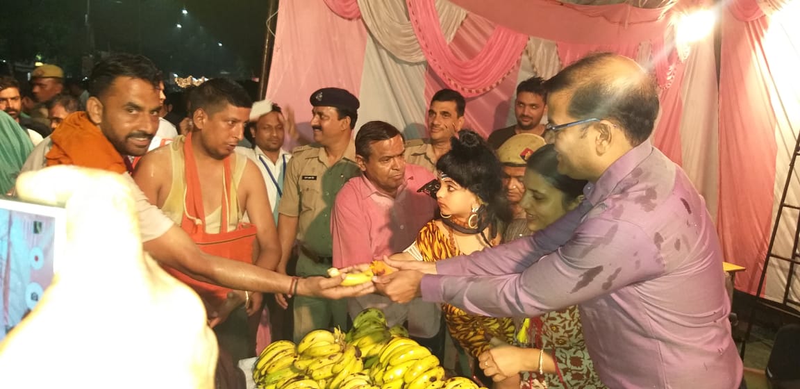 indiancops's tweet photo. @saharanpurpol कुतुबशेर पुलिस ने कांवड़ियों की सेवा को लगाया शिविर |
SSP Saharanpur inaugurated the camp and distributed fruits &amp; sweets to the people. @Uppolice @upcoprahul @dgpup @up100 @IPS_Association @UpPolicemitra @ANINewsUP @Krishna_VK12 @adgzonemeerut @digsaharanpur #news https://t.co/gTCOX3PCRK