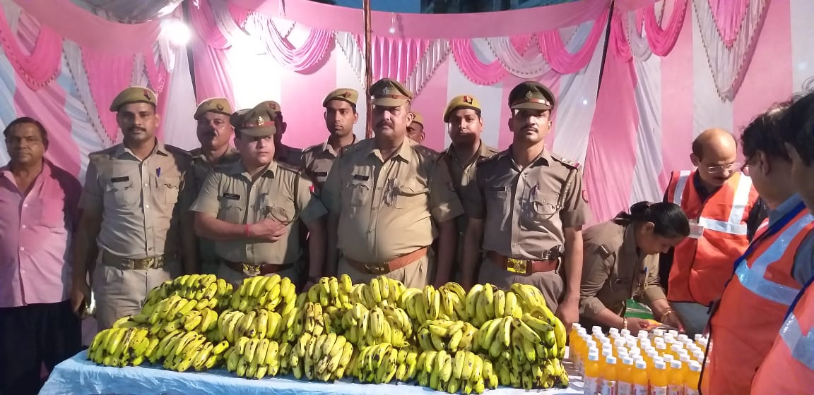 indiancops's tweet photo. @saharanpurpol कुतुबशेर पुलिस ने कांवड़ियों की सेवा को लगाया शिविर |
SSP Saharanpur inaugurated the camp and distributed fruits &amp; sweets to the people. @Uppolice @upcoprahul @dgpup @up100 @IPS_Association @UpPolicemitra @ANINewsUP @Krishna_VK12 @adgzonemeerut @digsaharanpur #news https://t.co/gTCOX3PCRK
