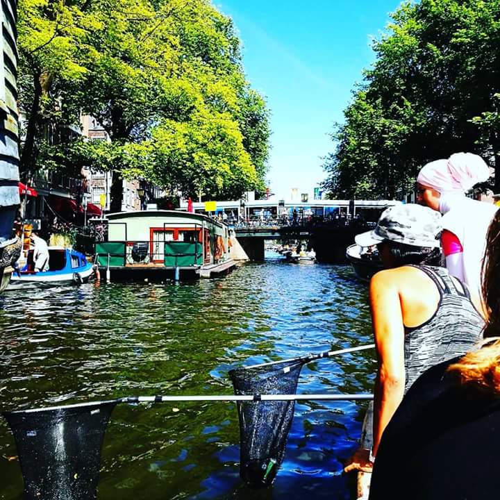 ImpulsTour2018's tweet photo. Après la gay pride d hier à Amsterdam, nous sommes allés à la pêche aux détritus dans les canaux de la ville ! 300 personnes mobilisées pour récupérer les morceaux de plastique qui seront bientôt transformés en mobilier de bureau !  @plasticwhale https://t.co/5H21jscjLc