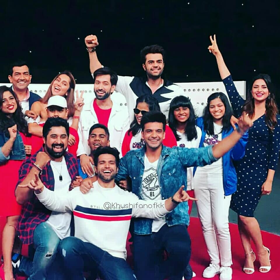 kkundrrafc's tweet photo. #KingKundrra with @VJAnusha @RannvijaySingha @SanjeevKapoor @rithvik_RD @mymalishka @Divyanka_T @ManishPaul03 @NakuulMehta 💖
#rockstar @kkundrra
#kkundrra #anushadandekar #rannvijaysingha #sanjeevkapoor #divyanka #rithvikdhanjani #manieshpaul #nakuulmehta #malishka #yfilms https://t.co/akmxolDjEi