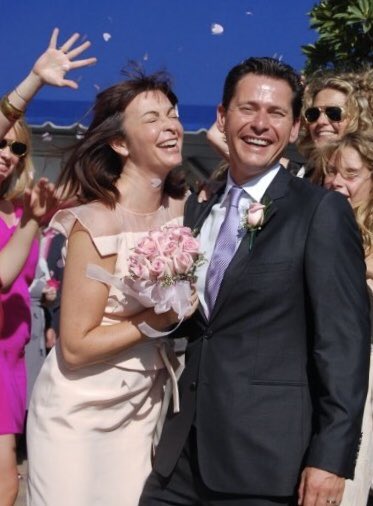 suziperry's tweet photo. This time 9 years ago I was v drunk in Las Vegas 🙊, next morning I got hitched - ❤️ #classyme 😂 https://t.co/j8NRnUiMTp