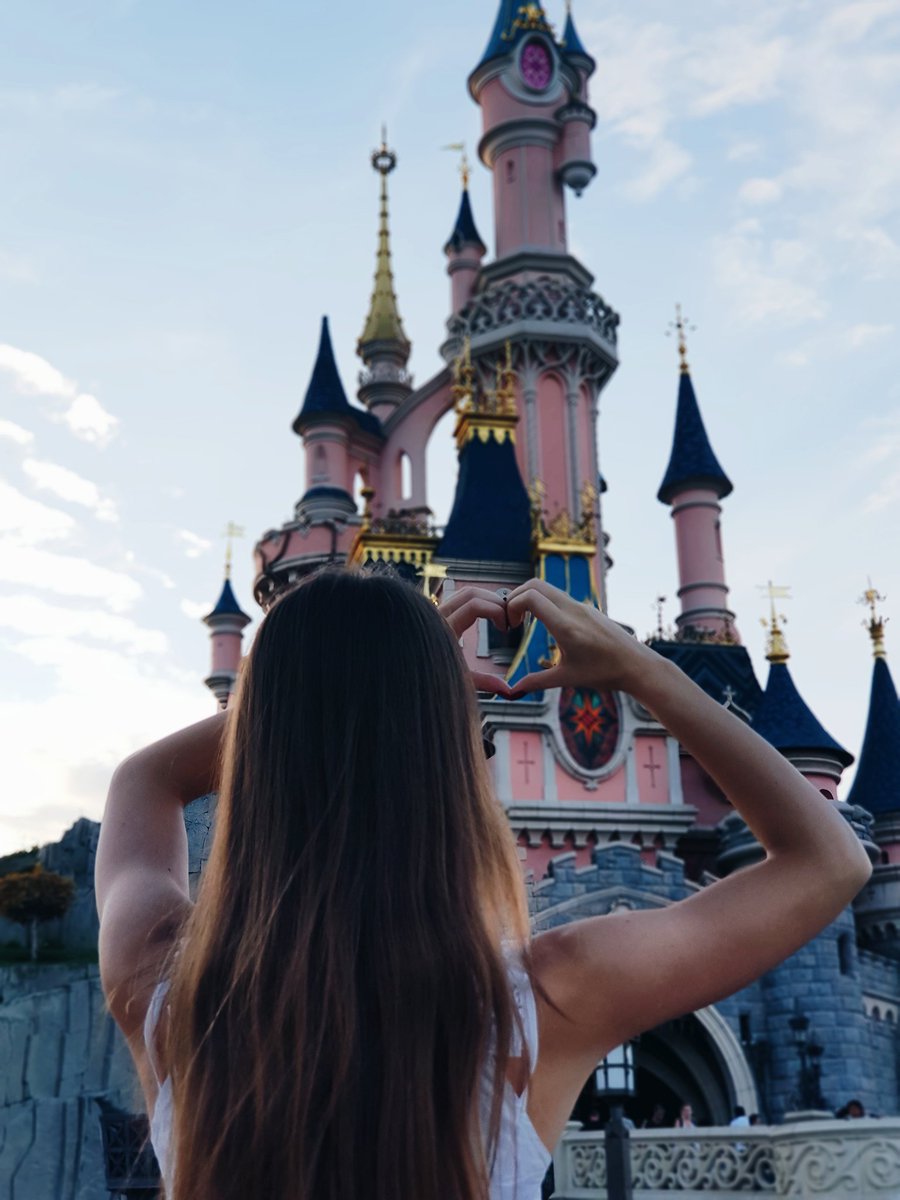daria_v_n's tweet photo. Мечты сбываются 💫❤🇫🇷🗼🌏 https://t.co/Cnmx02OJls