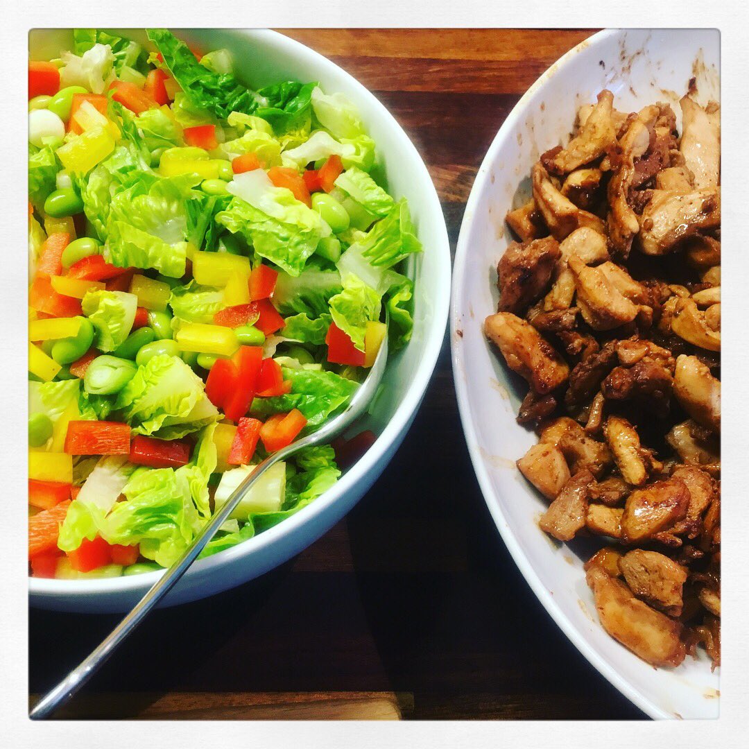 Lulutantan's tweet image. #Sundaysupper multicoloured peppers, spring onions &amp;amp; edamame salad with chicken marinated in soya sauce, garlic, chilli &amp;amp; Worcestershire sauce! #simplebutdelicious #delicious #deliciousfood #weekendchef #livingthedream #lovingit #foodie #relaxandcook #summer #summer2018