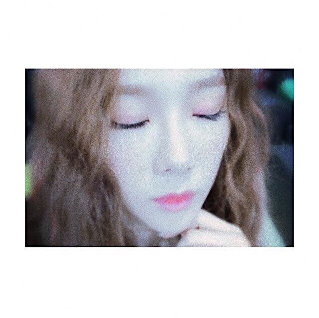taengsyeon's tweet photo. (➤) ｄａｉｌｙ．

                  👁, 💧┆SONE, işte sizler için iki tane gizemli fotoğraf. Bunlar yeni bir iş için spoiler mı yoksa sadece öylesine çekilmiş fotoğraflar mı, tahmin etmelisiniz! 💡 https://t.co/VrlBJBfn18