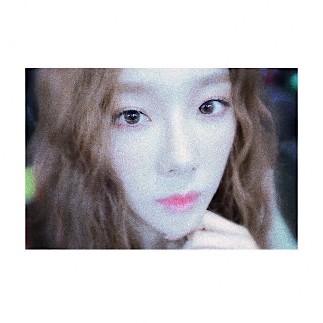 taengsyeon's tweet photo. (➤) ｄａｉｌｙ．

                  👁, 💧┆SONE, işte sizler için iki tane gizemli fotoğraf. Bunlar yeni bir iş için spoiler mı yoksa sadece öylesine çekilmiş fotoğraflar mı, tahmin etmelisiniz! 💡 https://t.co/VrlBJBfn18