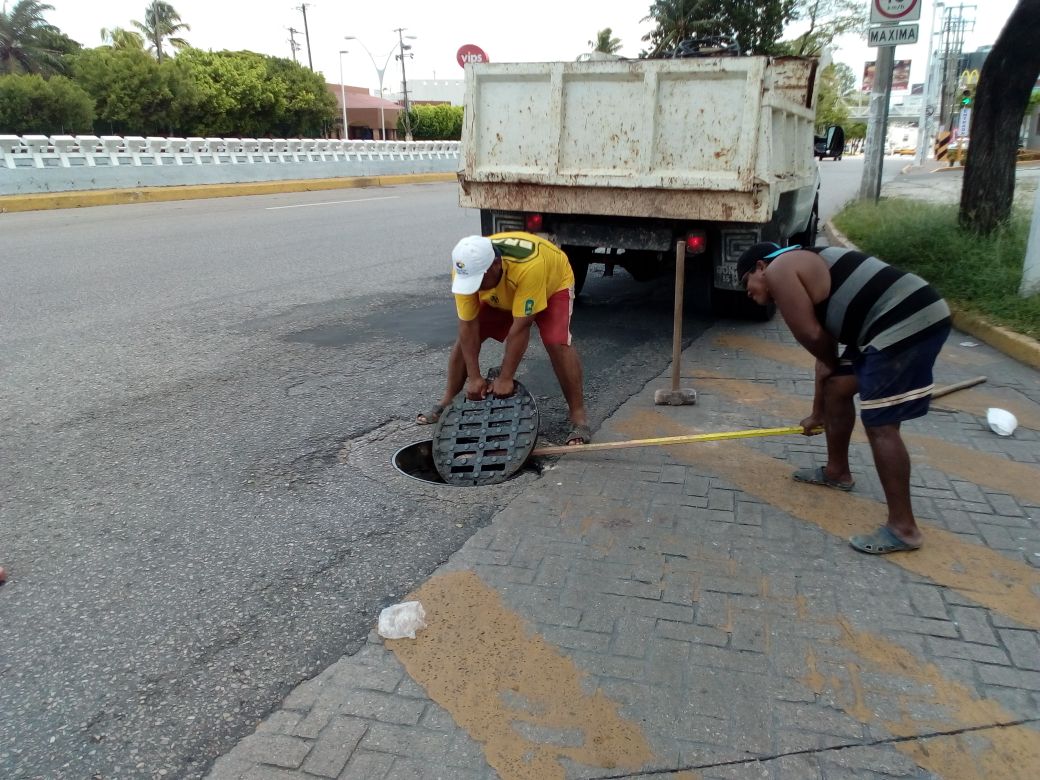 <a href="/CGSMcentro/">Servicios Munipales Centro</a> <a href="/vchaboz/">Vchaboz</a> <a href="/centroatiende/">Atención Ciudadana</a> <a href="/mpaty28/">Patty_QM</a> <a href="/ComSocialCentro/">Com. Social Centro</a> @casildaruiz8 <a href="/OficialCentro/">Oficial del Centro</a> @luismieryconcha Trabajadores del SAS colocaron tapa de registro sobre Av. Ruíz Cortines