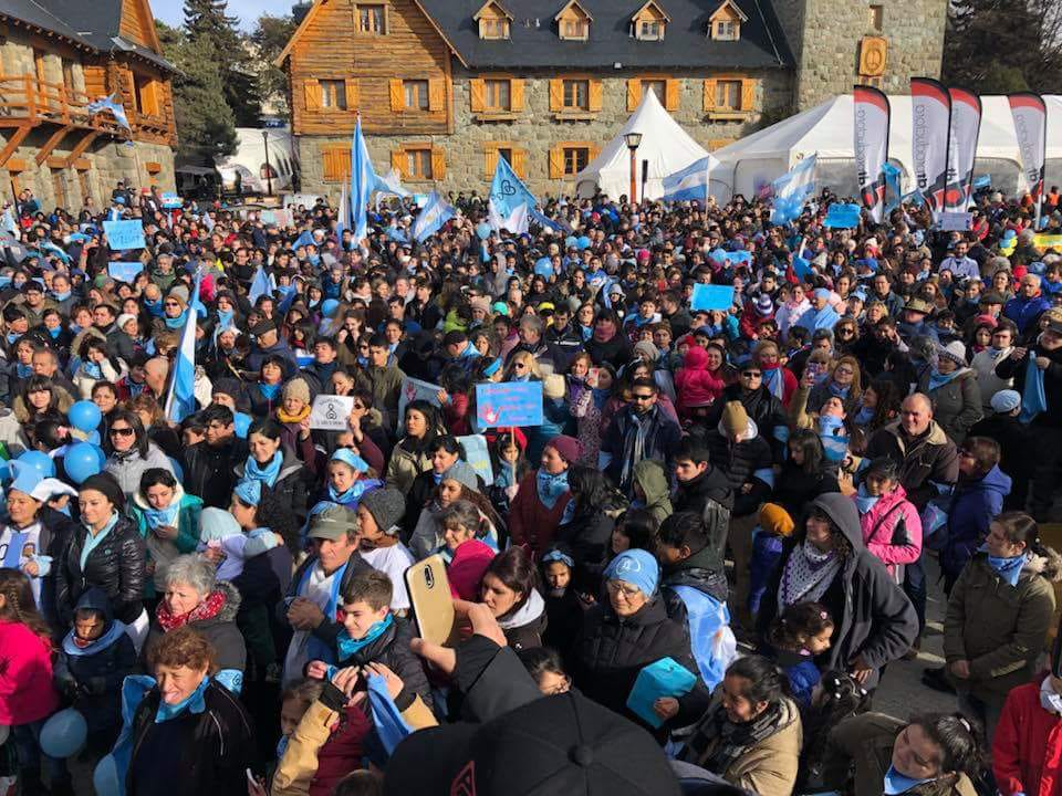 VidaArg's tweet photo. BARILOCHE 
Dice SI a las 2 vidas
#MarchaFederal https://t.co/YzQLVk0jZe