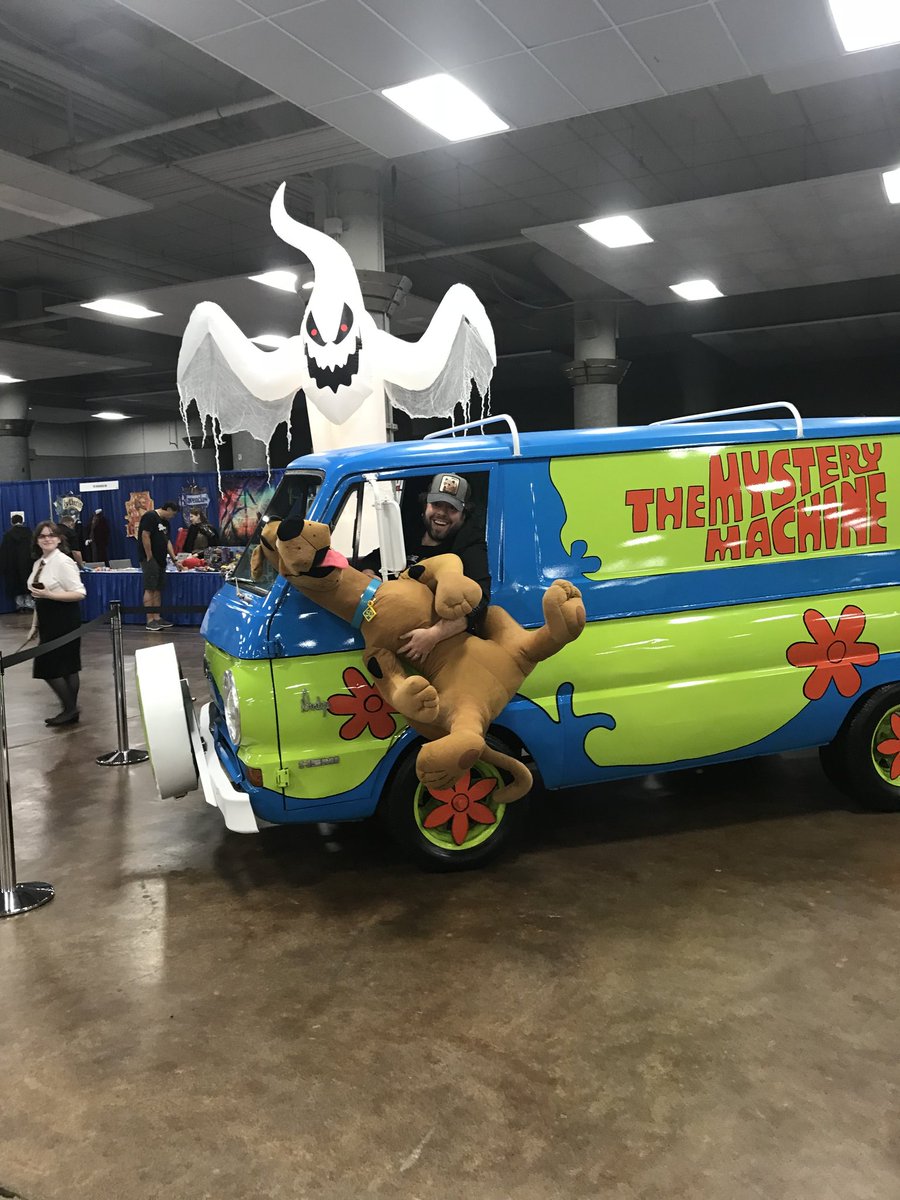 MNMstryMachine's tweet photo. A HUGE thank you to @mrdanfogler (Fantastic Beasts and Where To Find Them) for stopping by the van and saving Scooby from the ghost! Another great day at @MNFanFusion! #danfogler #HarryPotter #ScoobyDoo #mysterymachine #MNFanFusion https://t.co/BeTv5gUWUh https://t.co/mjEtAdMPMJ