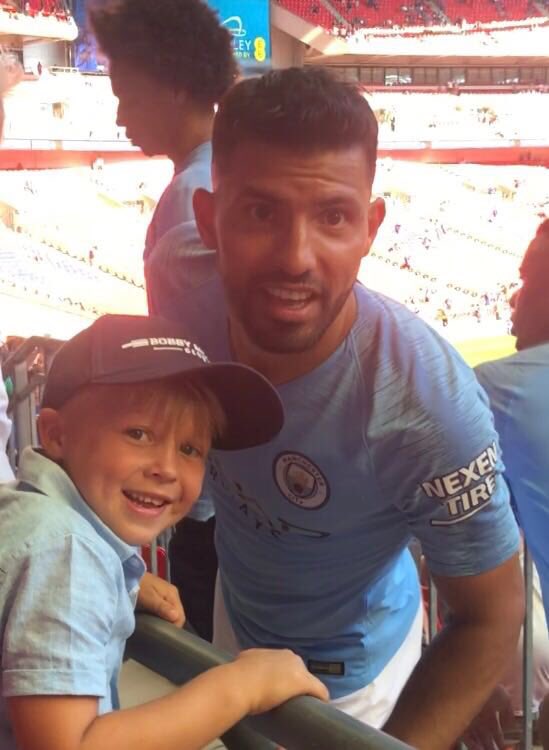 LisaRose1982's tweet photo. Thanks for making my sons day today @aguerosergiokun 😍💙 https://t.co/CPnq3WRlY5