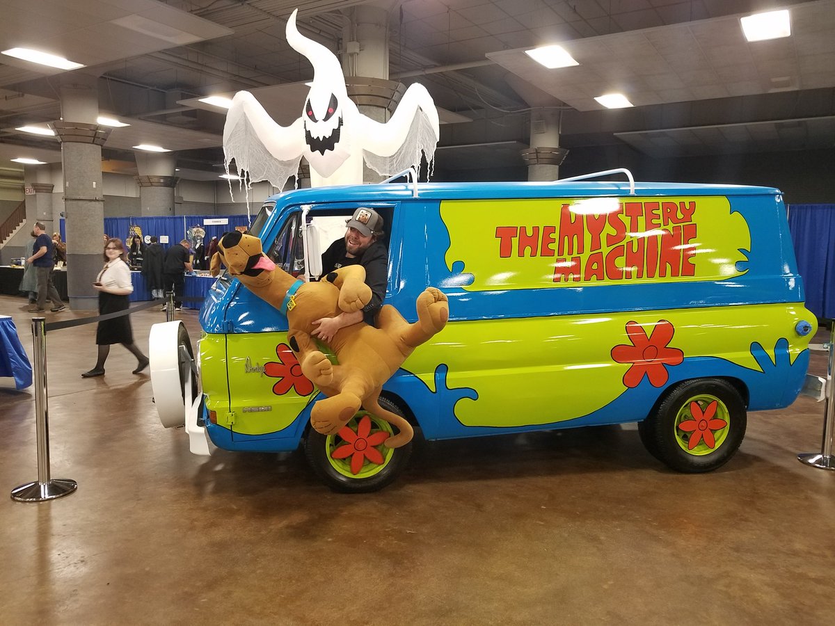 MNMstryMachine's tweet photo. A HUGE thank you to @mrdanfogler (Fantastic Beasts and Where To Find Them) for stopping by the van and saving Scooby from the ghost! Another great day at @MNFanFusion! #danfogler #HarryPotter #ScoobyDoo #mysterymachine #MNFanFusion https://t.co/BeTv5gUWUh https://t.co/mjEtAdMPMJ