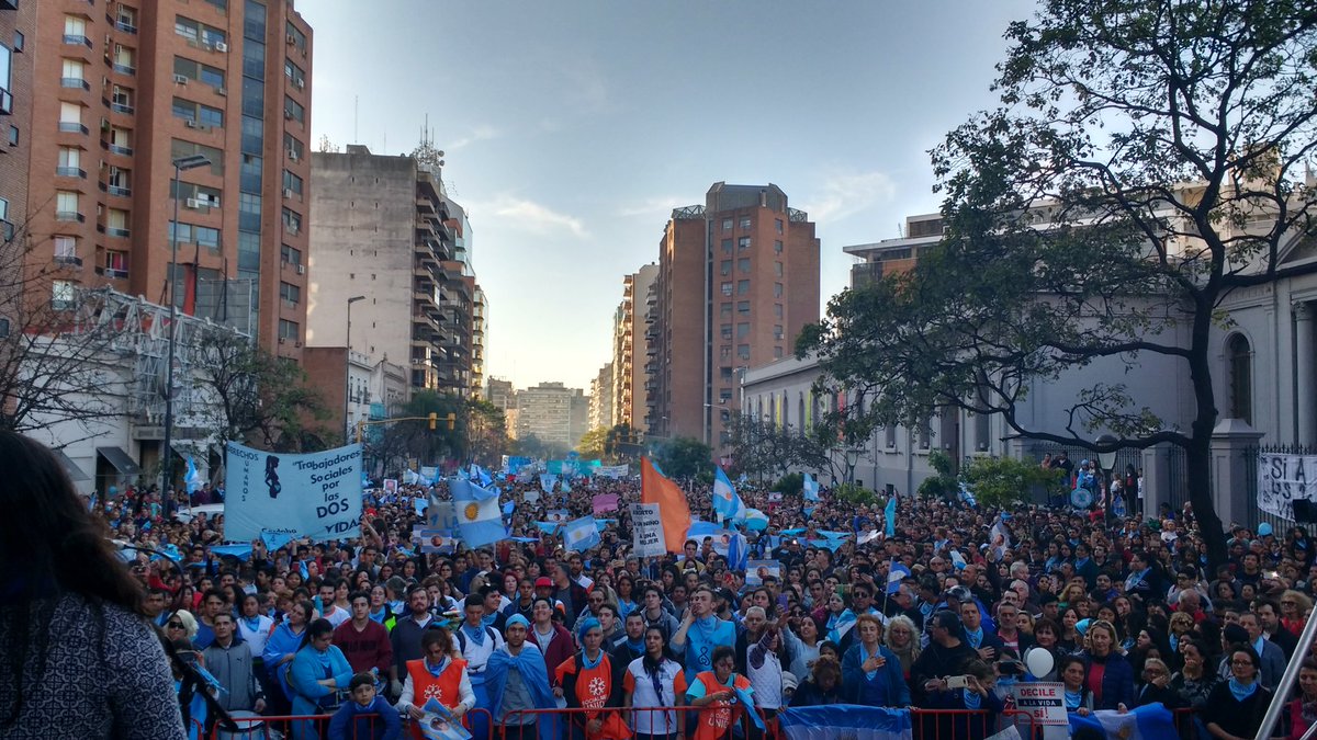 Marian_Galvan's tweet photo. Se estiman que hubo 90.000 personas en la #MarchaporlaVida #MarchaFederal  en #Cordoba https://t.co/TA7nk4mYAJ