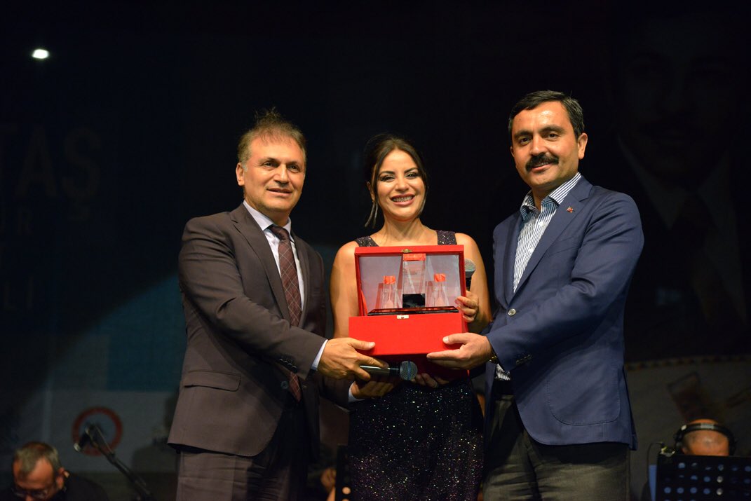 yasarbahceci's tweet photo. 3.günün sonunda Zara ile kapanışı gerçekleştirdik, Erol Parlak hocamızda çok emek verdi teşekkür ediyorum, geleneksel hale gelen bu Festival ile Neşet Ertaş’ın ismi torpağım dediği Kırşehir’de hep yaşatılacak inşAllah #NeşetErtaşFestivali https://t.co/2O4YJNIjD6