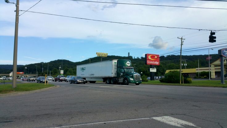 Just Pinned to 18 Wheelers: <a href="/RLCarriers/">R+L Carriers</a> trucking through Fort Payne #Alabama #trucking #trucker #truck #18wheeler ift.tt/2AJPecR