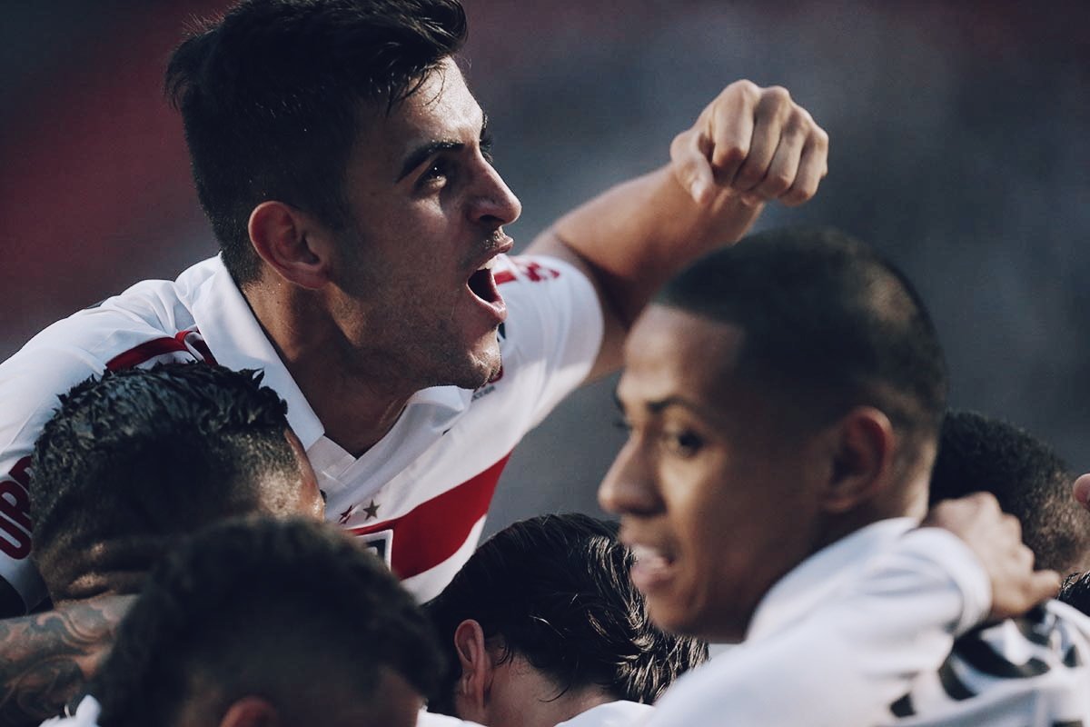SaoPauloFC's tweet photo. Um time líder é um time unido e entrosado, que luta e torce junto. #IssoÉSãoPaulo 🇾🇪 https://t.co/7FzFUH0udl