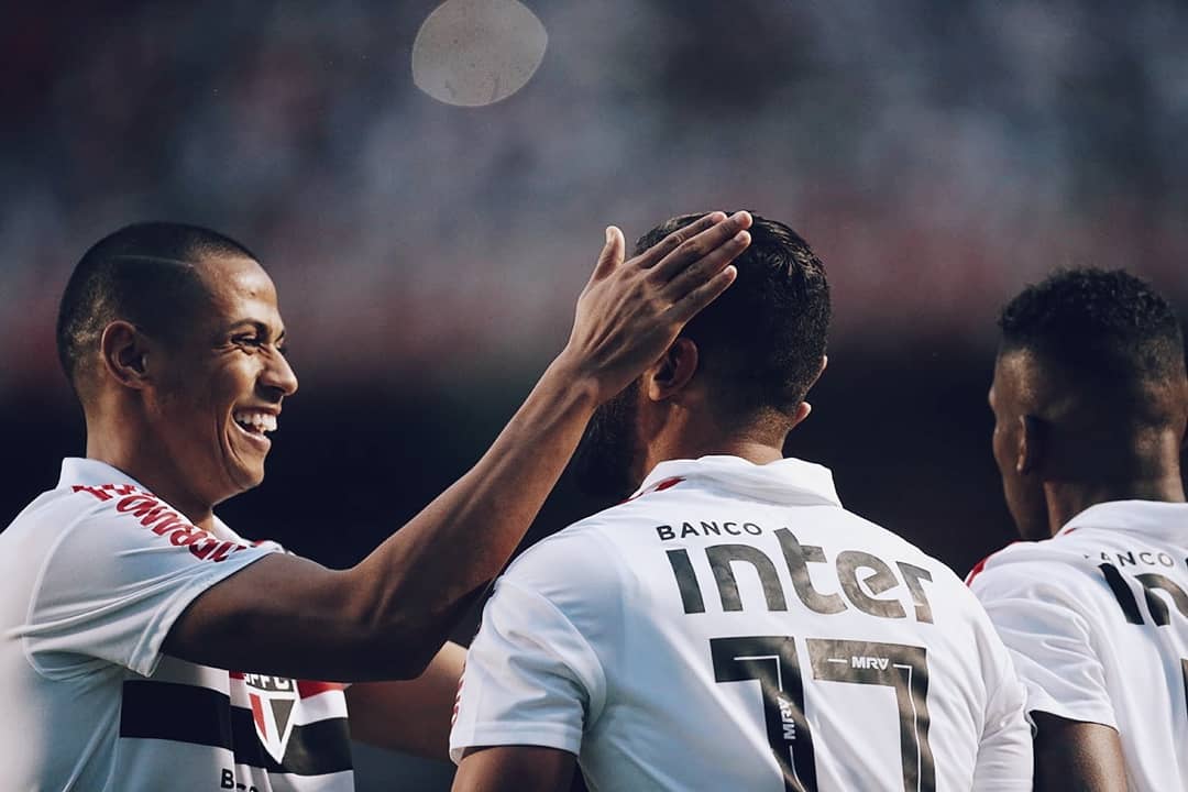 SaoPauloFC's tweet photo. Um time líder é um time unido e entrosado, que luta e torce junto. #IssoÉSãoPaulo 🇾🇪 https://t.co/7FzFUH0udl