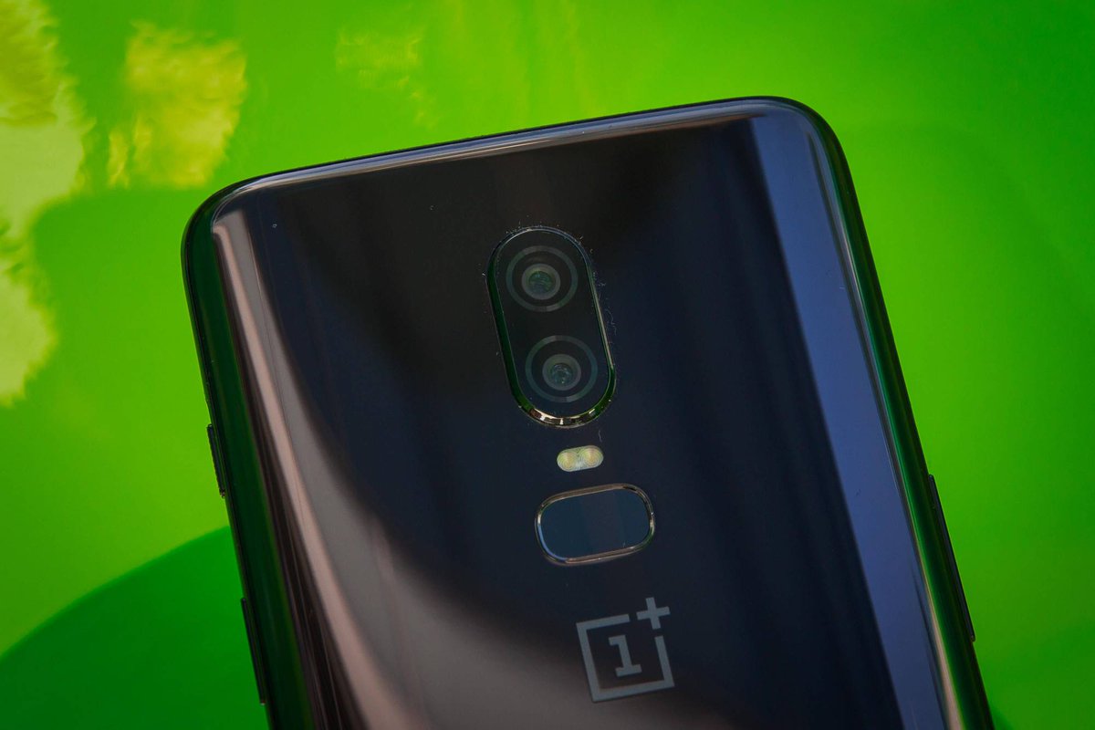 OnePlusColombia's tweet image. Doble cámara trasera y tapa en cristal, así es el #Oneplus6 #MirrorBlack

Encuéntralo ya en oneplus.net.co

#OnePlusColombia
#OneplusCo
#OnePlus
#NeverSettle
#TheSpeedYouNeed
