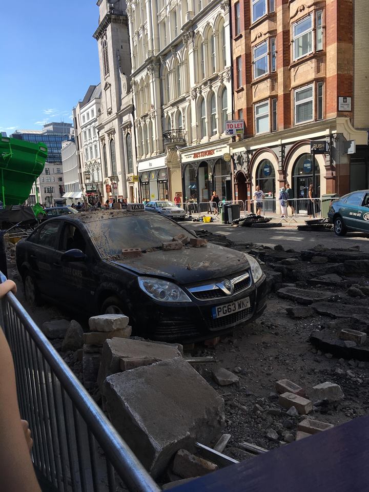 taylertoons's tweet photo. Just got back from a cracking day in London and inadvertently stumbled onto the set of Men In Black 4 near St. Paul's Cathedral. 
We actually thought there had been an incident until we took a closer look! https://t.co/HcEyRxp950