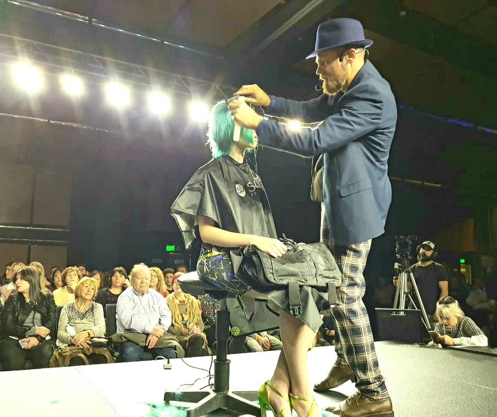 silkeymundial's tweet photo. Presentacion de #FabrizioRaimondo ahora #SilkeyRosario en #EstiloyColor #colorescromaticos #tendencia #corte #FashionColors #Policrom https://t.co/UuimIiF4LE