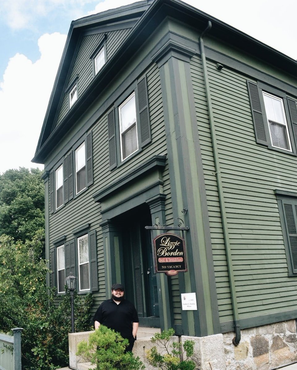 festwizard's tweet photo. Murder house hangs.
#youknowhowthatshitgo #lizzieborden https://t.co/c3gfZch1BX