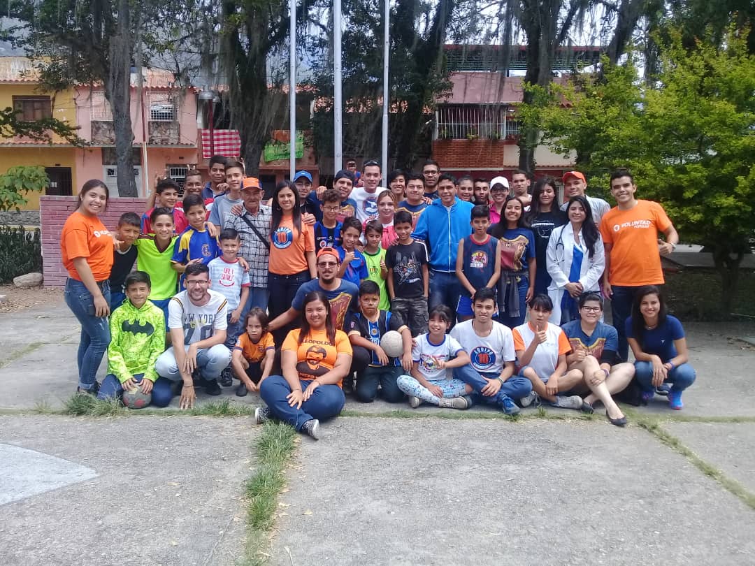 LisandroCumana's tweet photo. Los jóvenes llevamos a cabo una Gran Jornada Social en beneficio de la comunidad de Santa Elena, brindamos alegría y sonrisas a los más pequeños... Realizamos despetaje médico para los más grandes, jornada de prenvencion contra el VIH. #Merida #Venezuela @JuveMerida @JuventudesVP https://t.co/aeexmx93n4