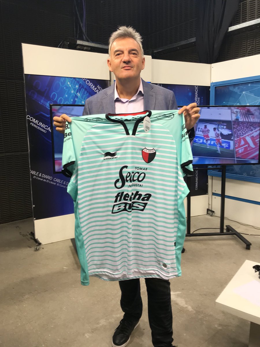 enelarea's tweet photo. Dario te invita a participar por la camiseta oficial de Colón. Hace RT y seguinos https://t.co/71iLvXgne7