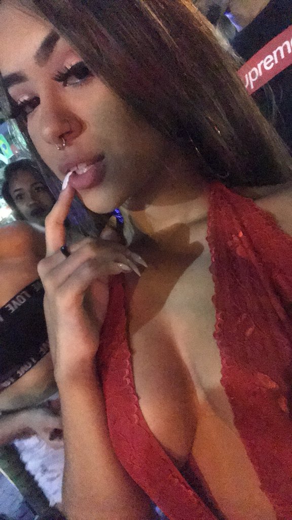 millaforbe's tweet photo. Dama de vermelho💃🏻🔮 https://t.co/tZRU10mJkA