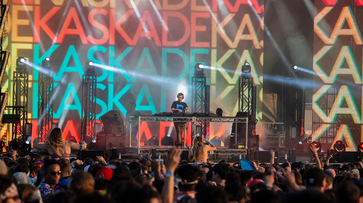 ChasingSummer's tweet photo. Sunset set in full effect with @kaskade β€οΈπ§‘πππ #CSMF2018 #magichour https://t.co/oaiHDJIz1j
