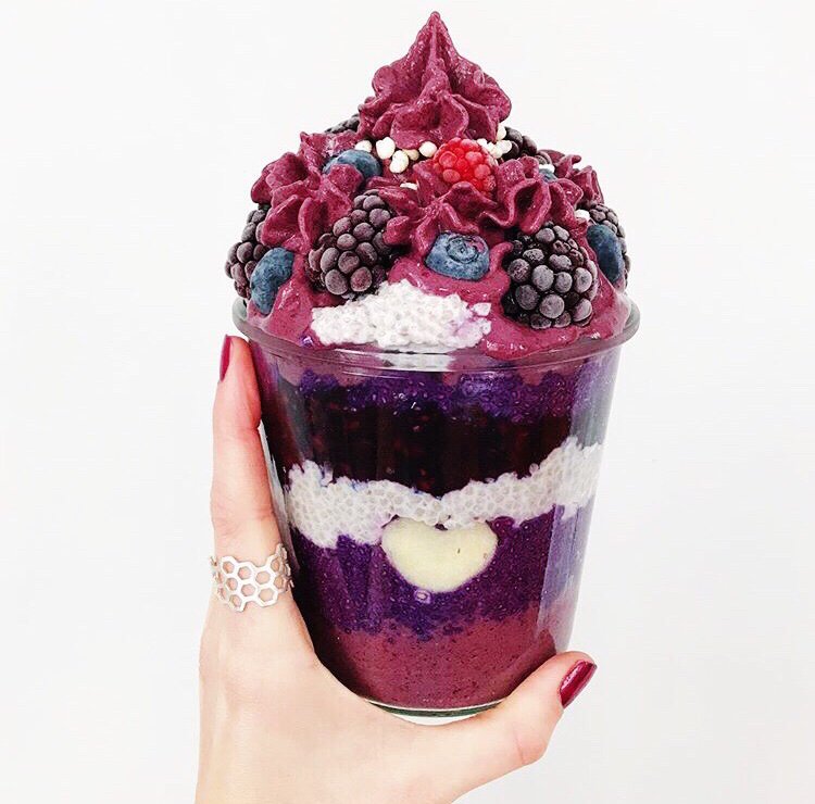 RosehiveBox's tweet photo. This summer heat is no joke ☀️💦 we just want to dive into this beautiful superfood packed #nicecream creation by @hannasavannah_ 🌈. Ingredients: frozen bananas, frozen blackberries, blue spirulina - chia seeds, coconut milk, beetroot juice &amp; blue spirulina. https://t.co/W2HFJwoYsN