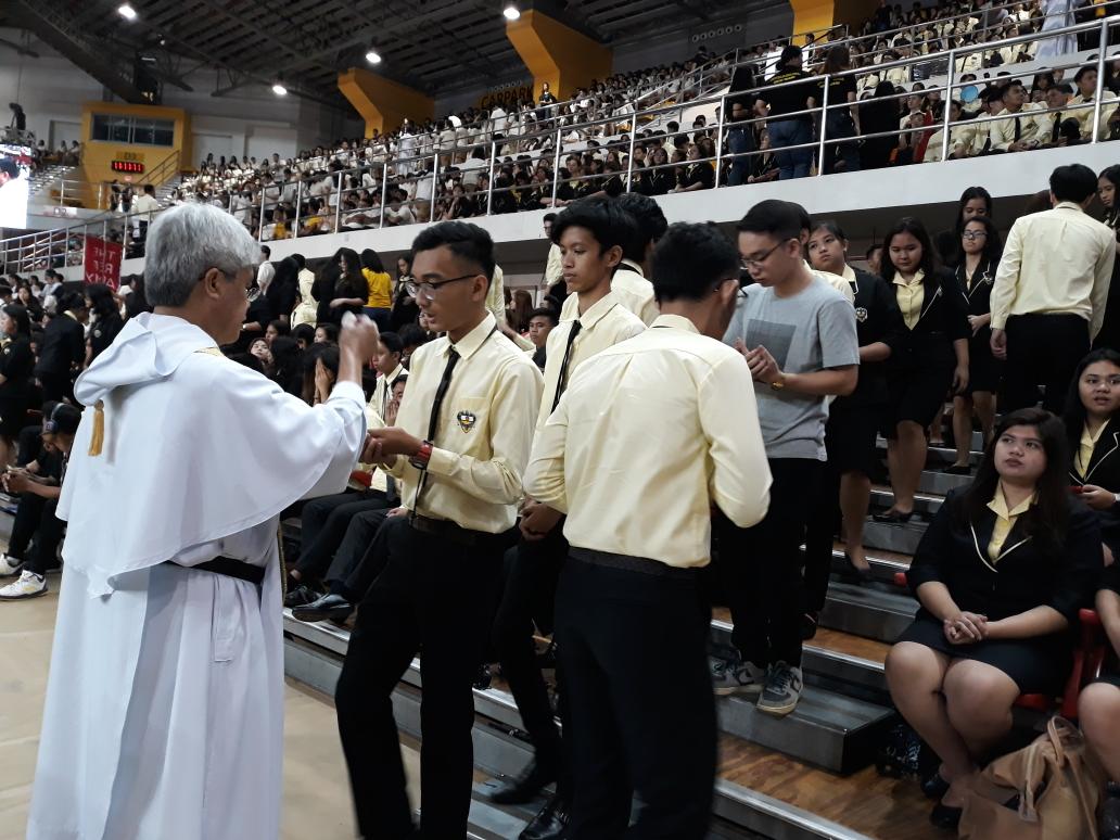 USTCBASC's tweet photo. Thomasians are now having their communion.
#TWW2018
#USTFreshmenWeek
#UNMASKomersiyo
#USTFreshmenWeek2018 https://t.co/XB8UGRS9em