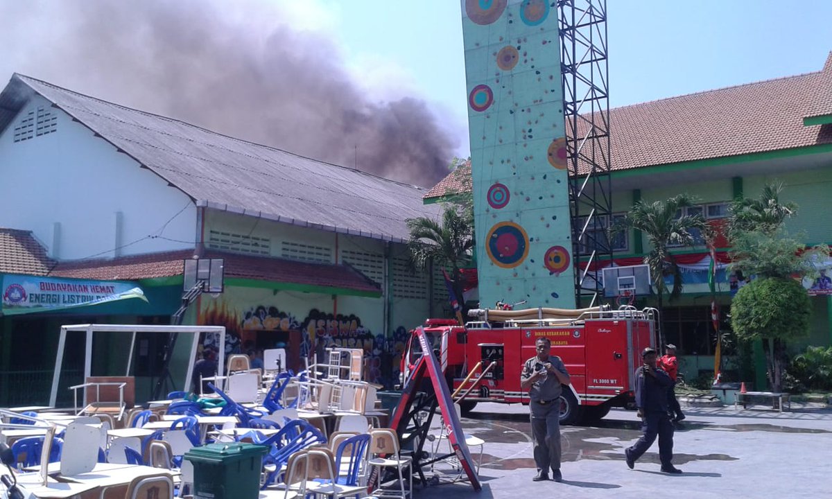 van_munir's tweet photo. 10.55 WIB
Info #KEBAKARAN
Objek : SMPN 21
Lokasi : Jl. Jambangan
Pengerahan : 8 unit damkar dan 1 unit rescue
Situasi : Pemadaman https://t.co/Zw4BY95vfP