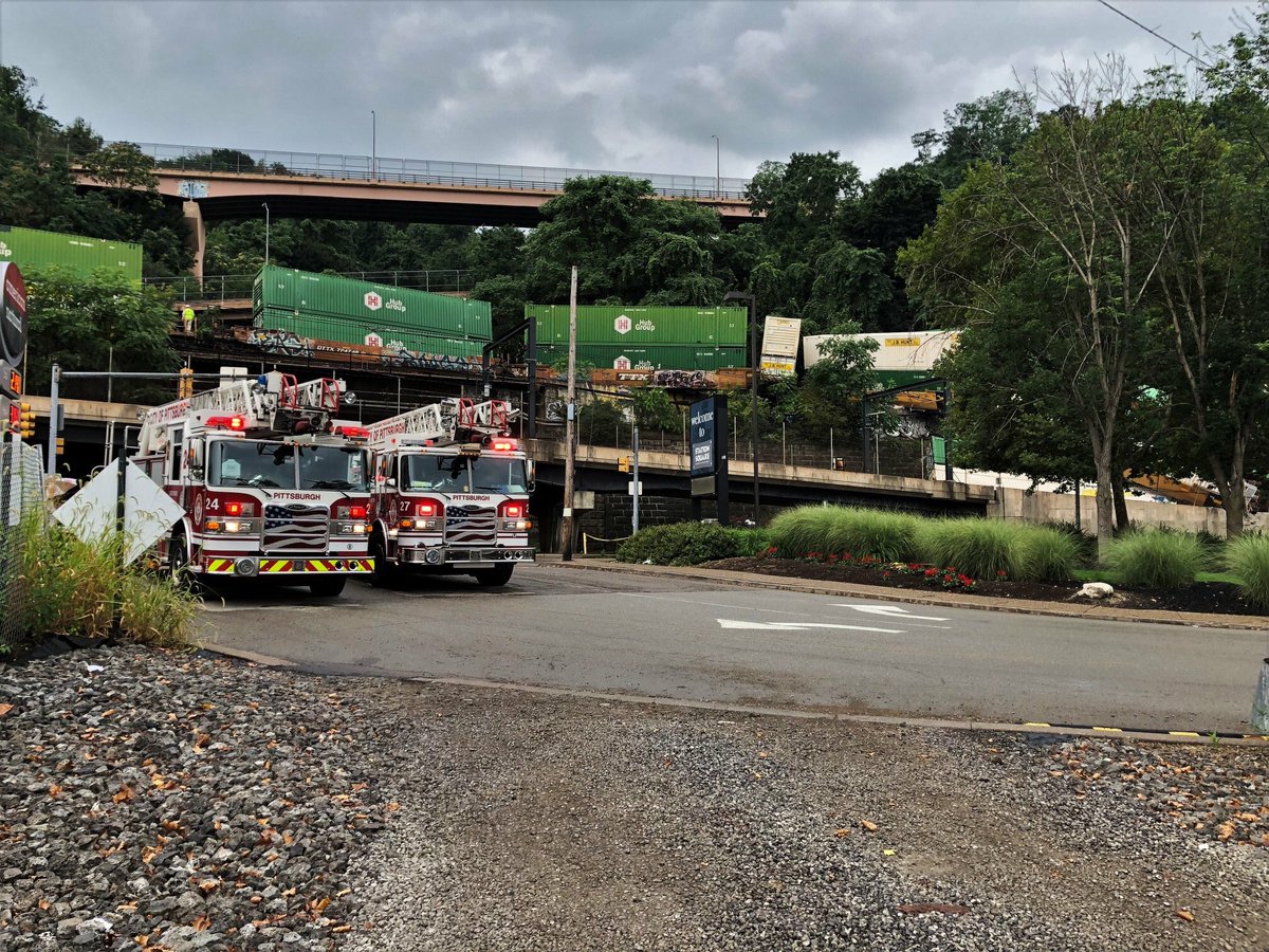 Logistics_Chick's tweet image. Today in #Pittsburgh, PA. 
#Derailed #Train  

I couldn’t resist putting the Swift image first. After all, they probably caused this somehow 😏

More images here: facebook.com/73855738954192…