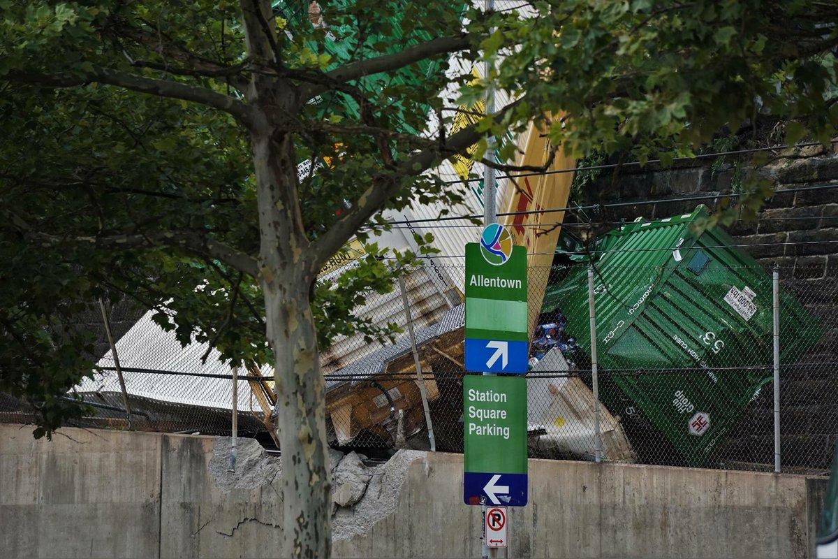 Logistics_Chick's tweet image. Today in #Pittsburgh, PA. 
#Derailed #Train  

I couldn’t resist putting the Swift image first. After all, they probably caused this somehow 😏

More images here: facebook.com/73855738954192…