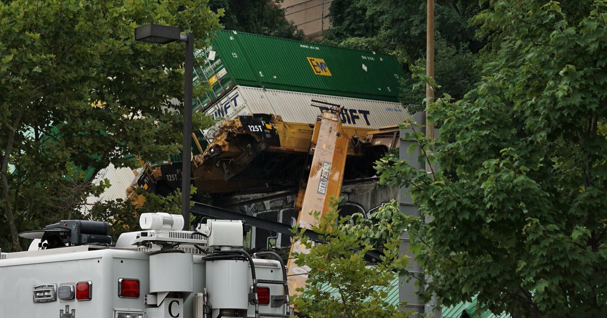 Logistics_Chick's tweet image. Today in #Pittsburgh, PA. 
#Derailed #Train  

I couldn’t resist putting the Swift image first. After all, they probably caused this somehow 😏

More images here: facebook.com/73855738954192…